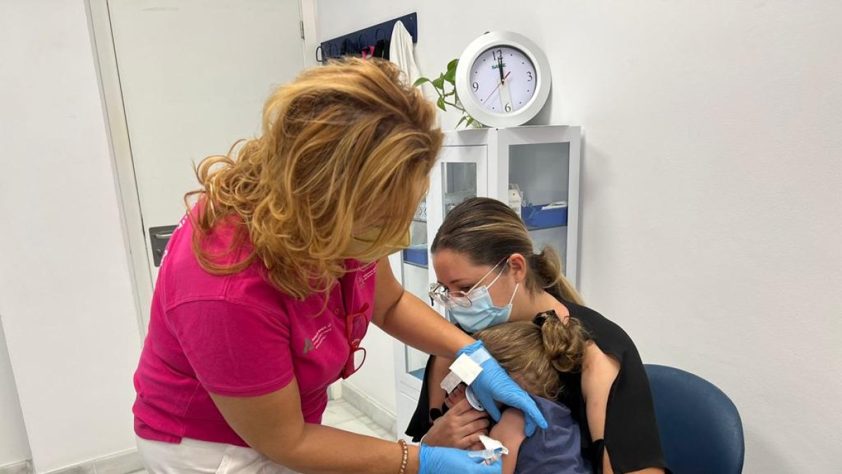Vacunación en el Centro de Salud Mediterráneo.