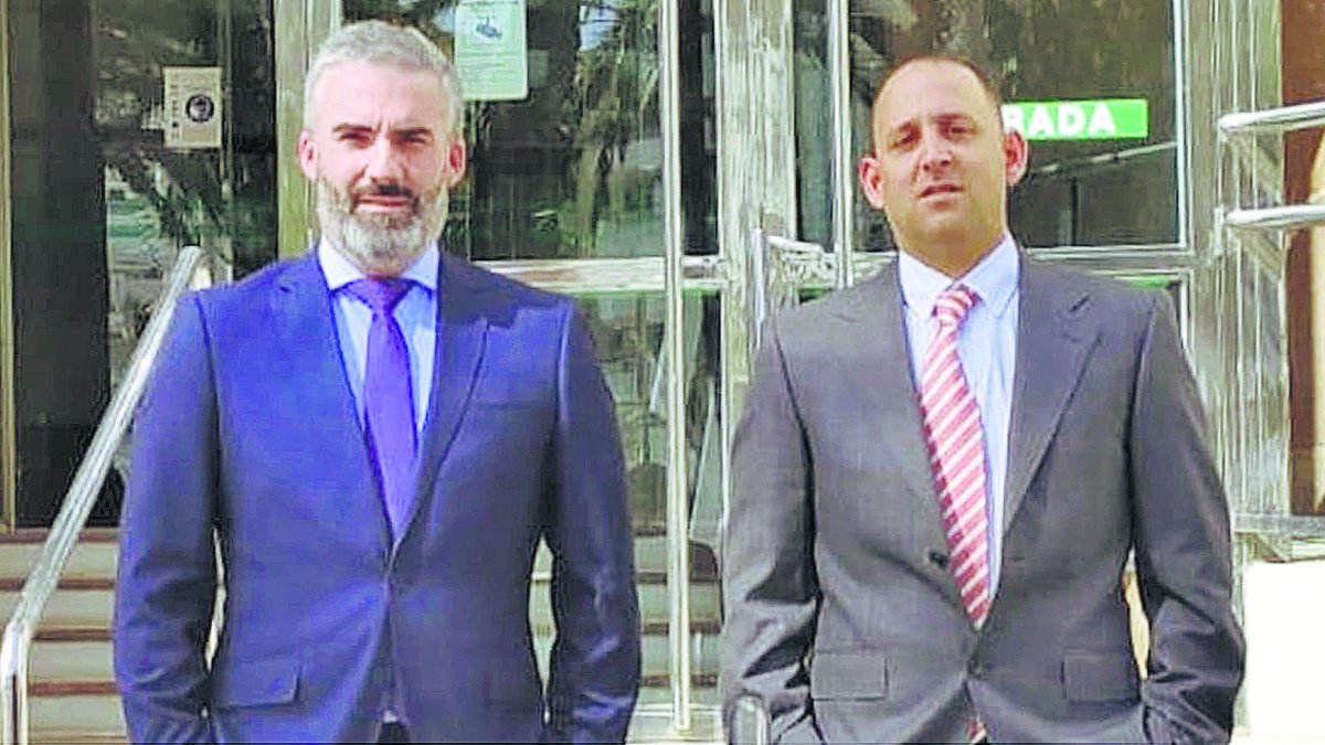 Los letrados David Romera y Antonio Ruiz, en el exterior de la Audiencia Provincial