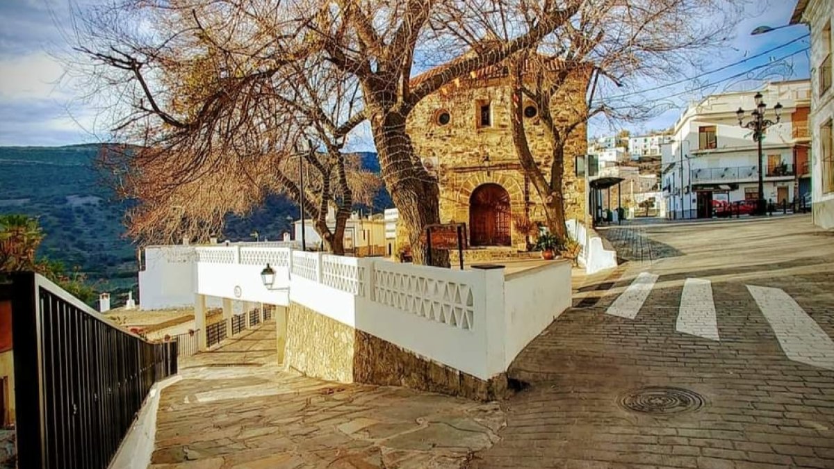 Imagen de la iglesia de Bayárcal tomada desde una de sus calles.