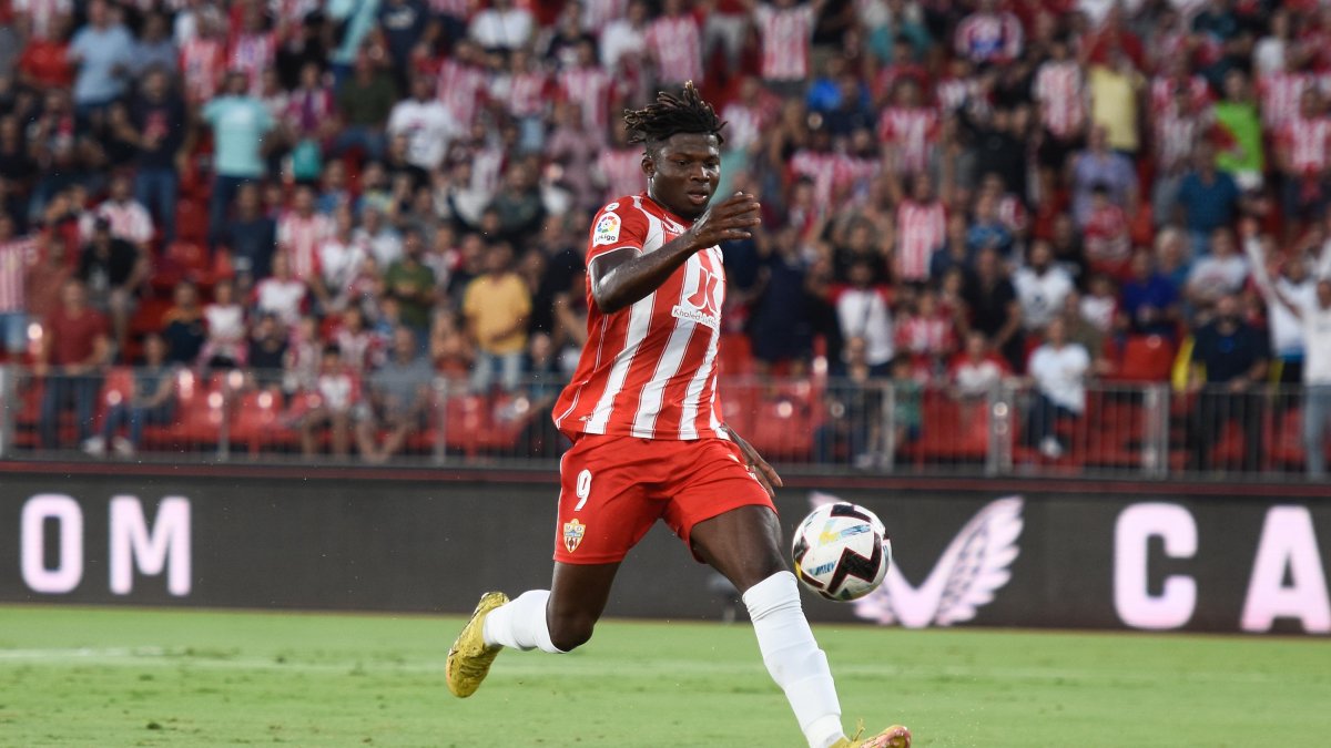 Touré en una jugada del Almería-Girona.