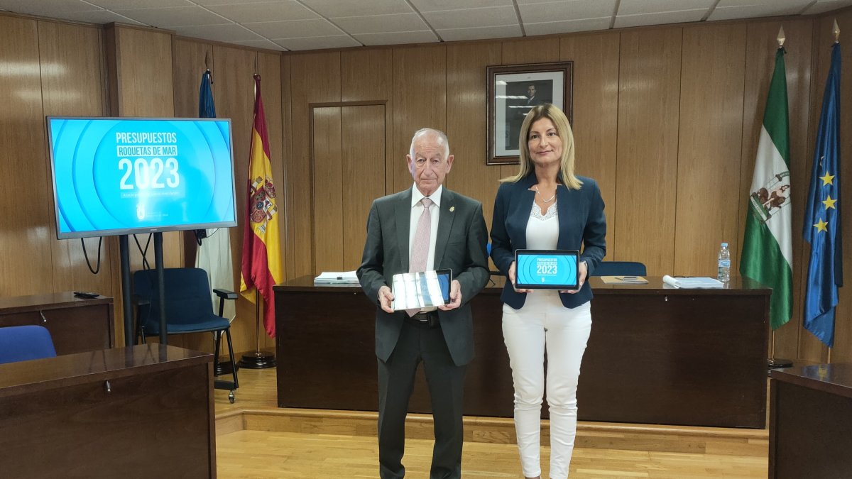 Gabriel Amat, alcalde de Roquetas de Mar, y Mayte Fernández, concejala de Hacienda y Contratación.