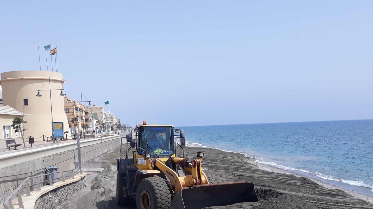 Una nueva aportación de arena en playas de El Ejido y Vera