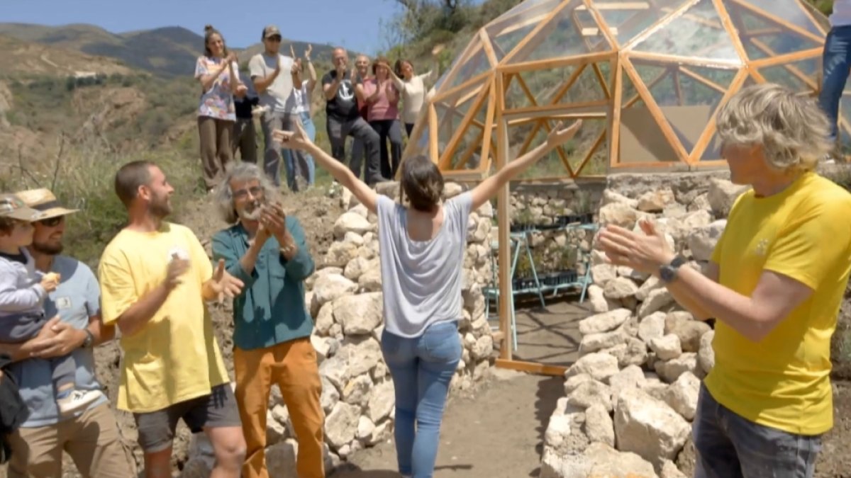 Zaida Ruiz, coordinadora del Proyecto Bosque, al ver el vivero geodésico en Almócita.