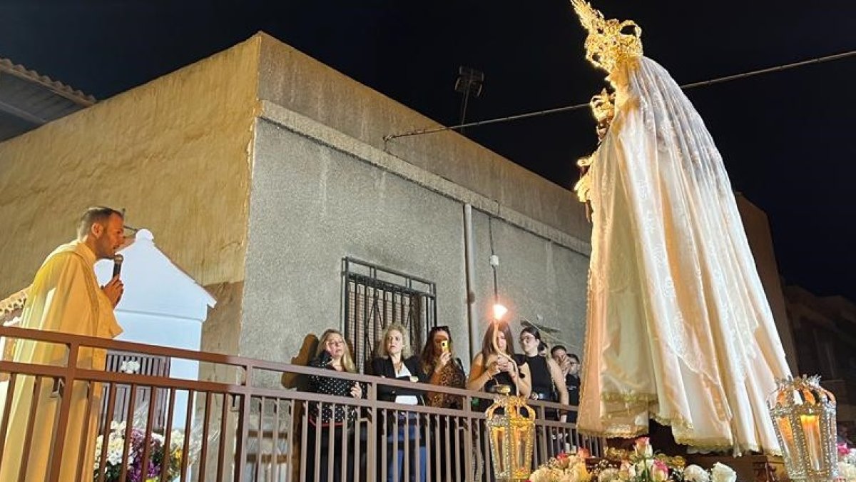 Rezo Santo Rosario frente a la Ermita de las Ánimas.