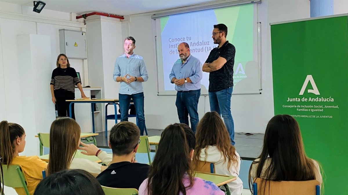 El director del IAJ en Almería y el alcalde de Dalías durante la charla en el IES Ciudad de Dalías.