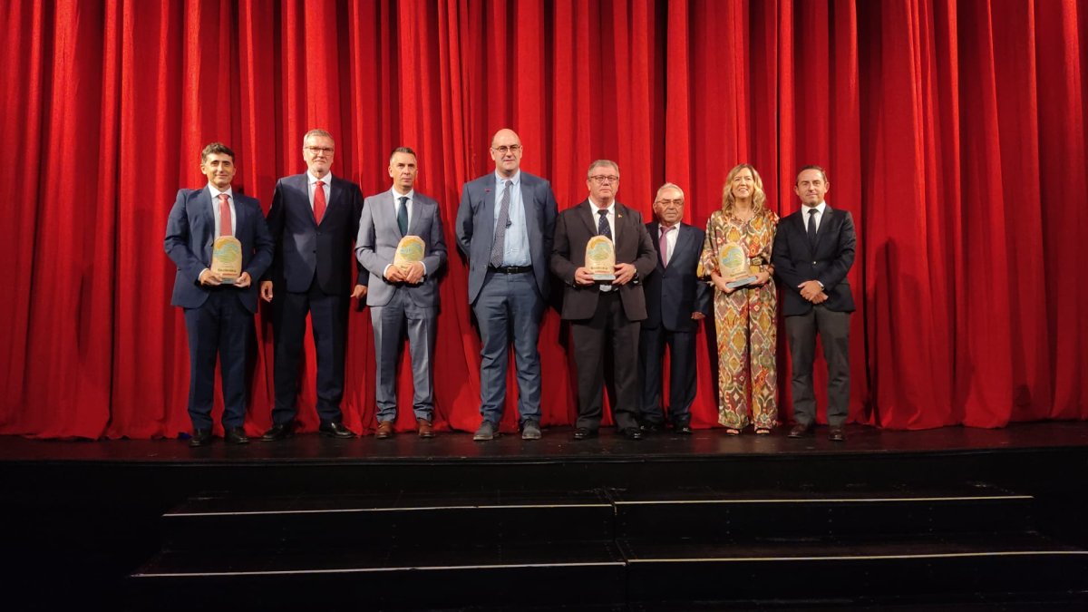 Foto de familia de los galardonados en los II Premios de la Economía Sostenible.