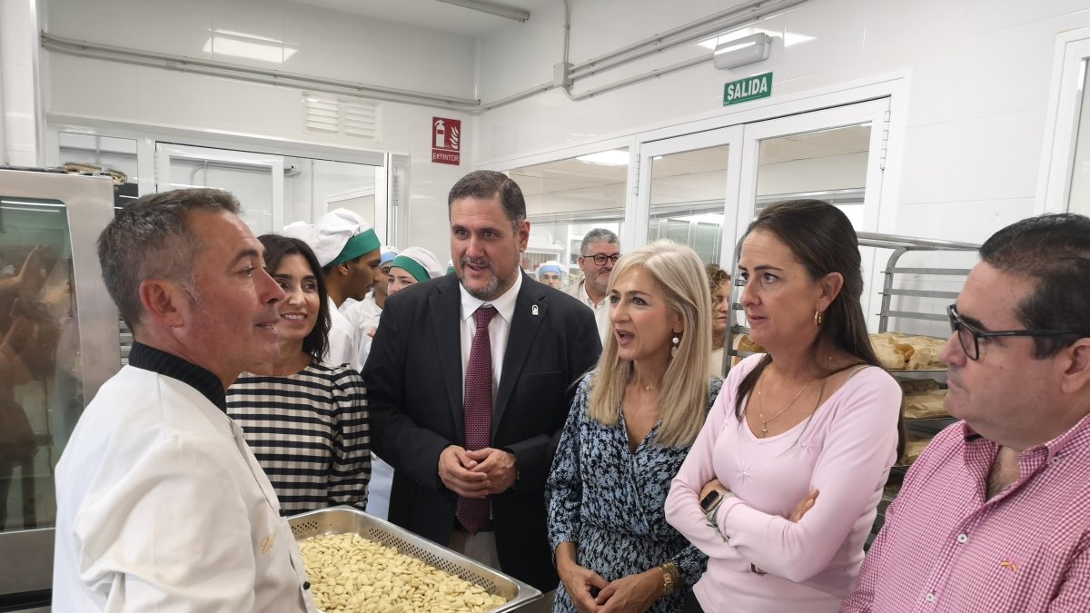 Patricia del Pozo junto a Aránzazu Martín, Francisco Alonso, delegado provincial, y Antonio Hernández, director del IES Almeraya.
