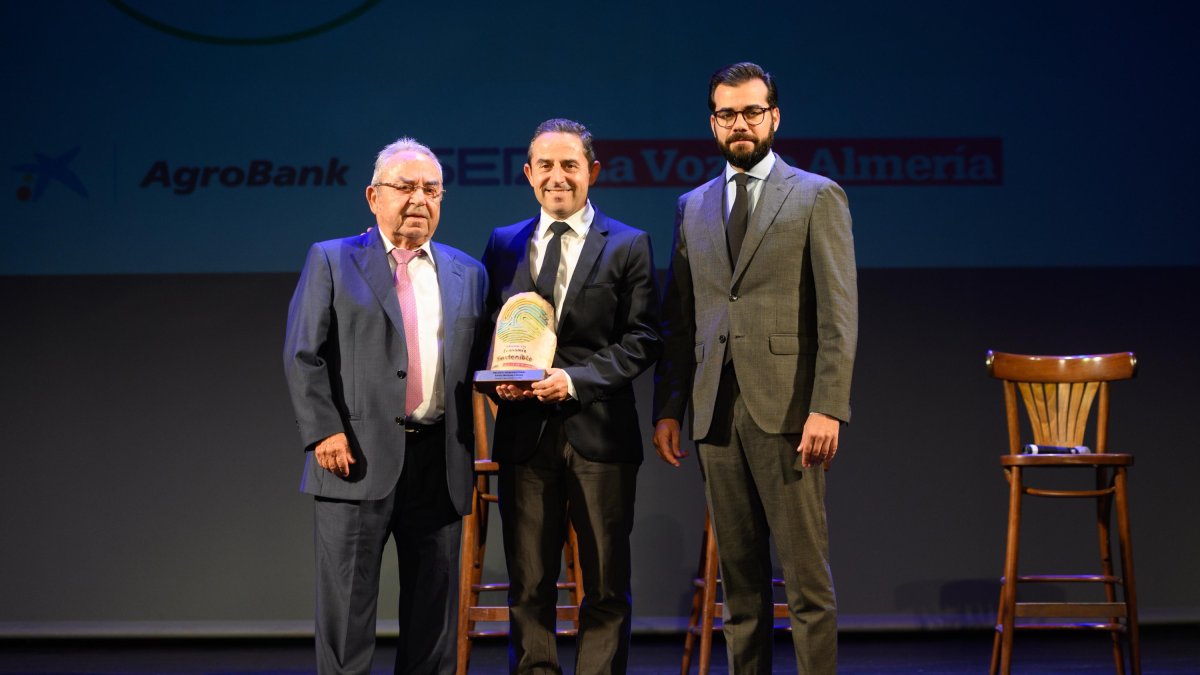 Recibían el premio de manos del diputado Álvaro Izquierdo.