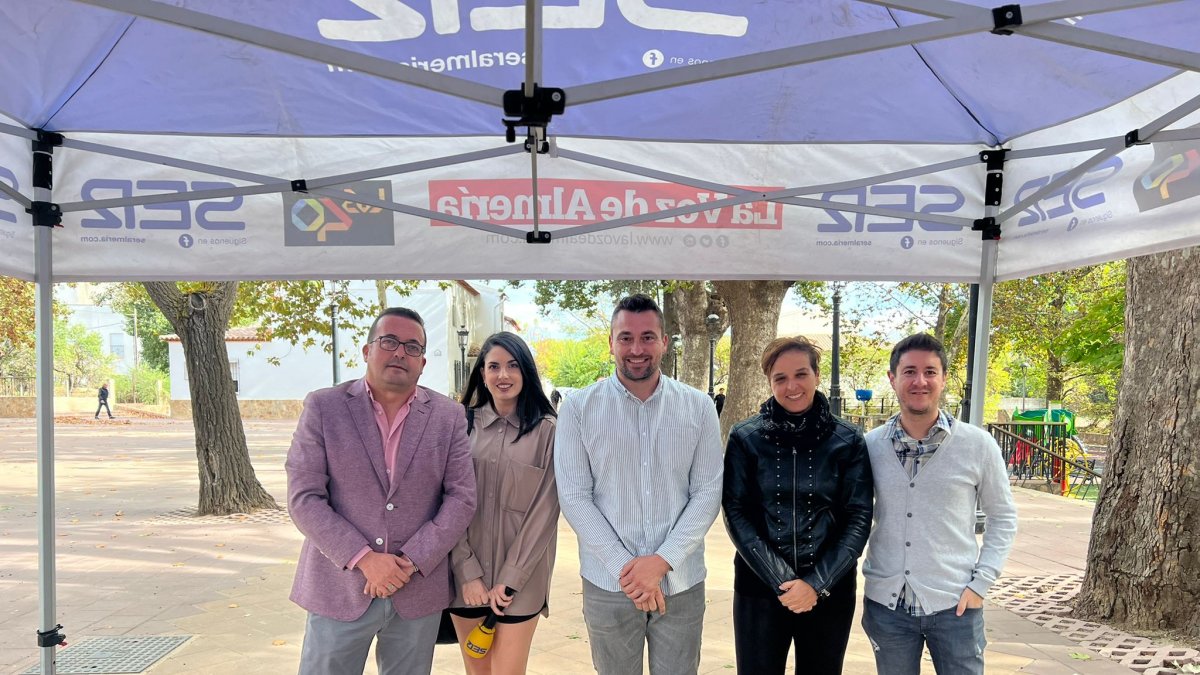 Foto de familia de las autoridades con el equipo de la Cadena SER.