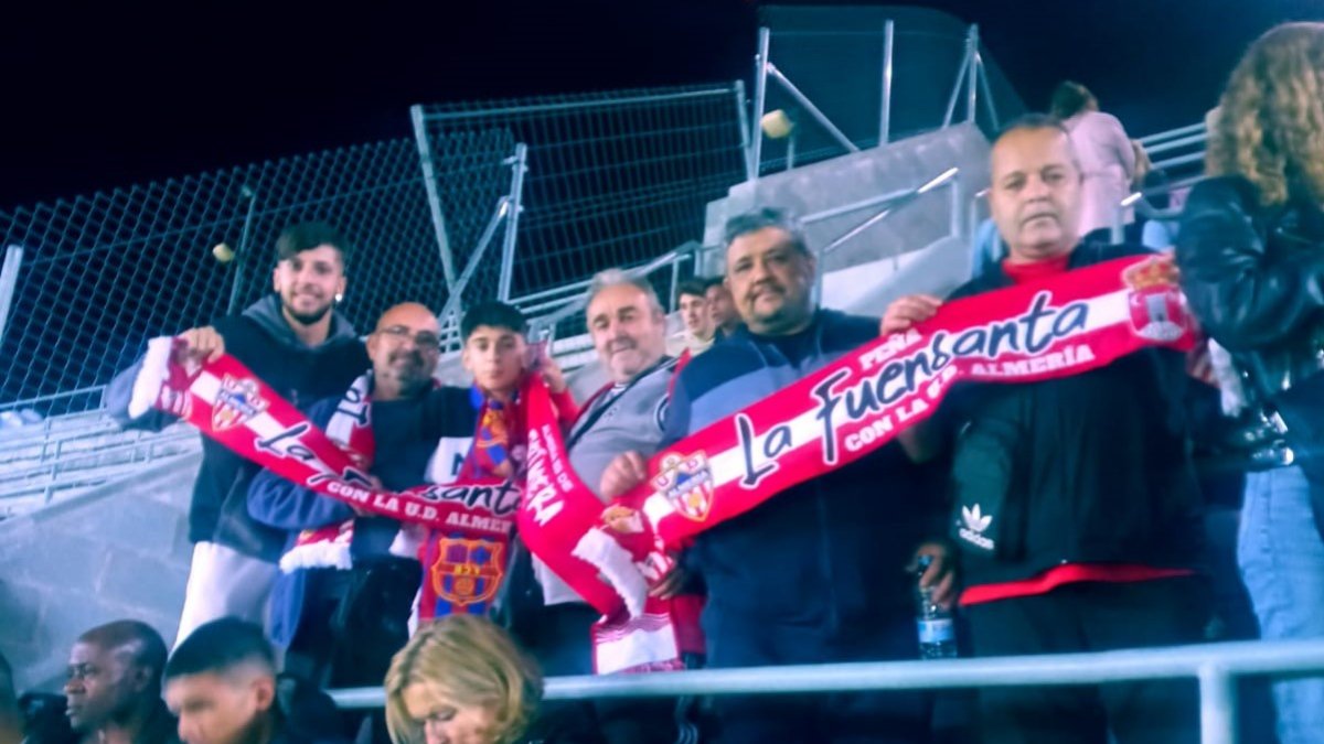 Aficionados del Almería en la parte alta del Camp Nou.
