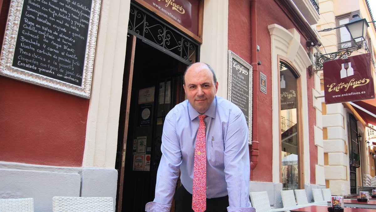 Morales, a las puertas de su Taberna Entrefinos.