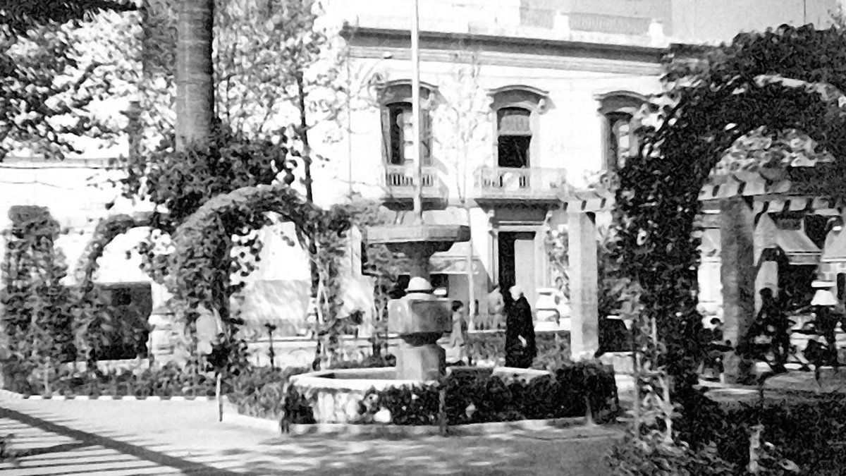 Casa señorial del siglo XIX en la fachada de poniente de la Plaza de San Pedro.