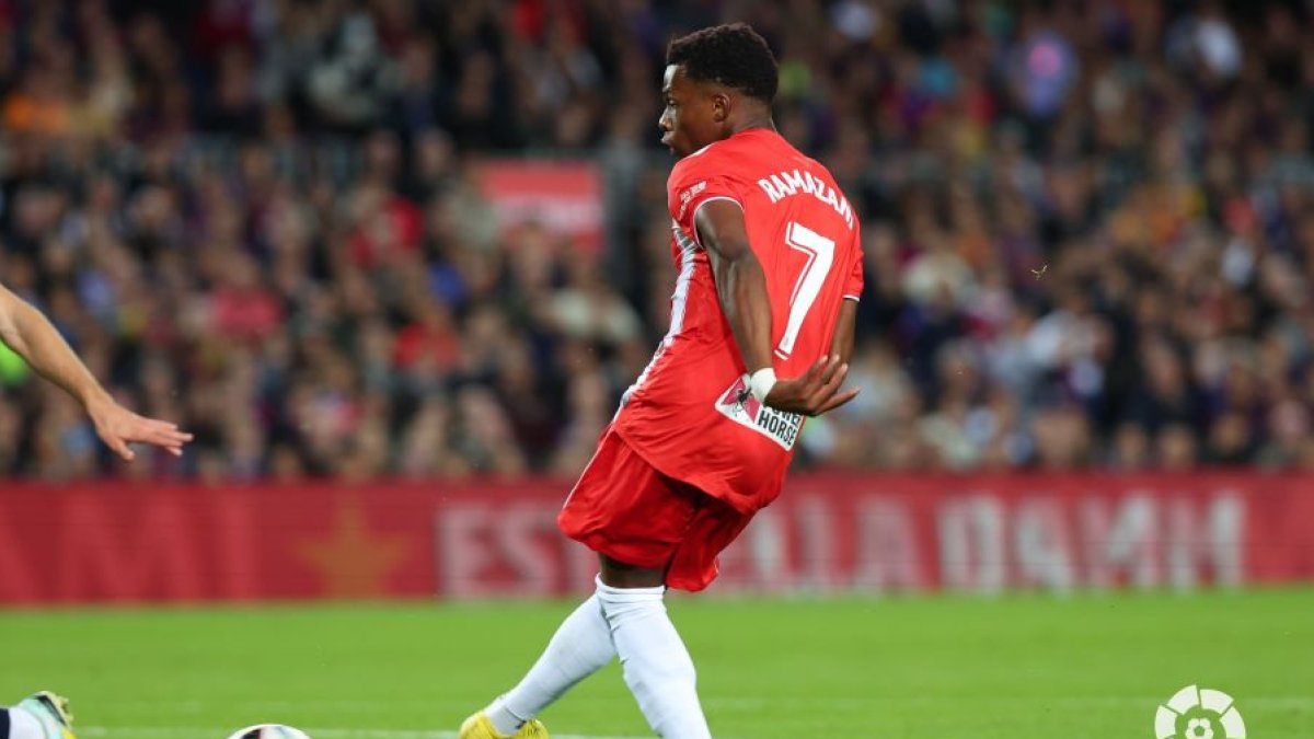 Ramazani solo para marcar en el Cam Nou y poner el 0-1.