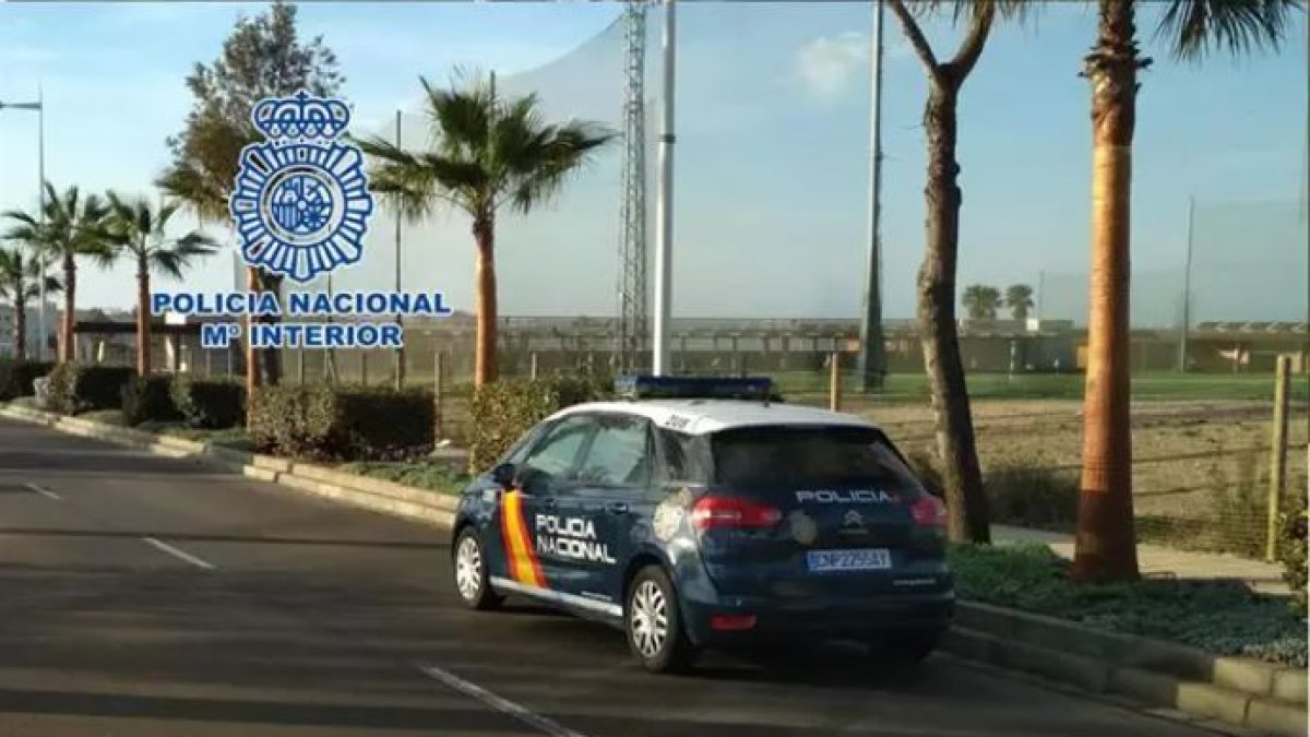 Un vehículo policial en el barrio de Retamar de Almería. Foto/ Archivo-Europa Press