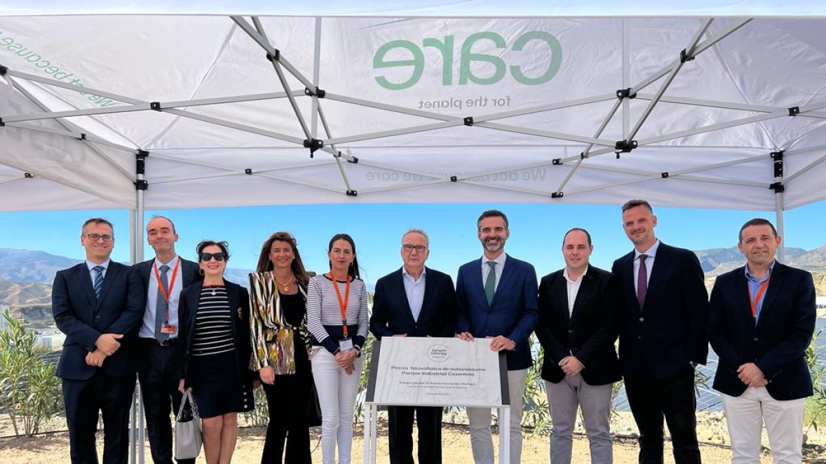 Fernández-Pacheco visita la sede de Cosentino y su planta solar.