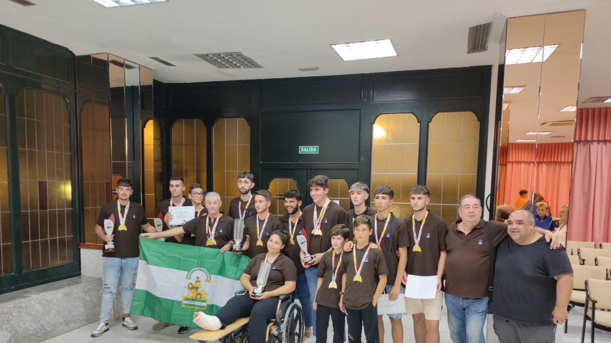 Los tres pescadores almerienses junto a sus compañeros de la selección andaluza.