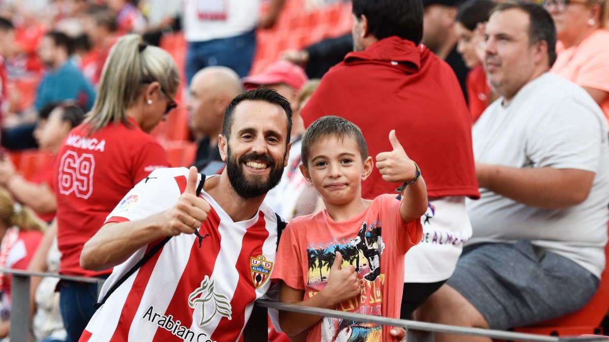 Un padre y su pequeño saludan al fotógrafo.
