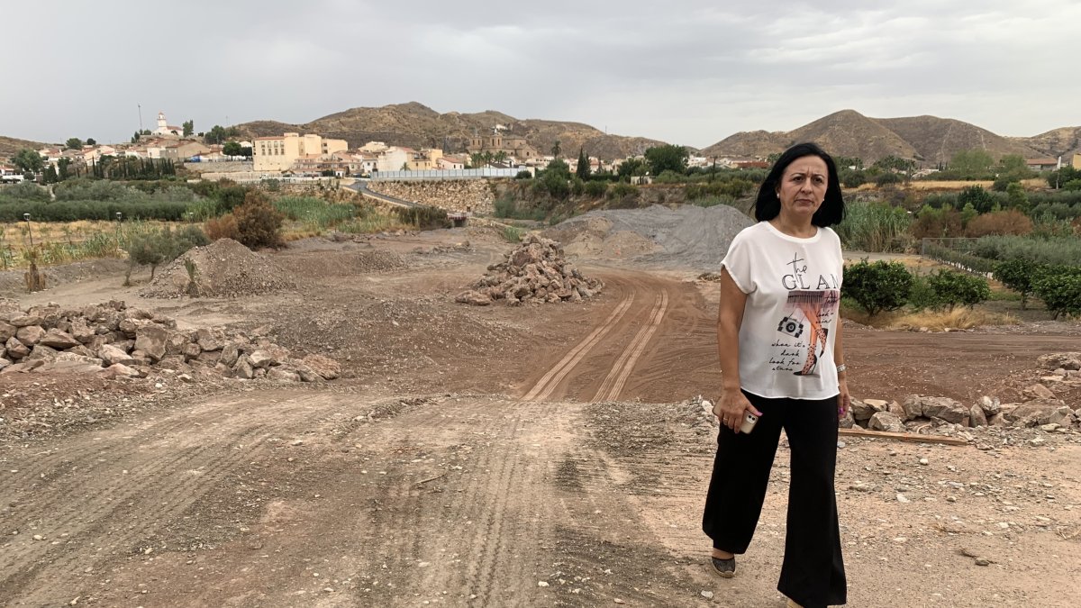 La alcaldesa en la zona del futuro merendero.
