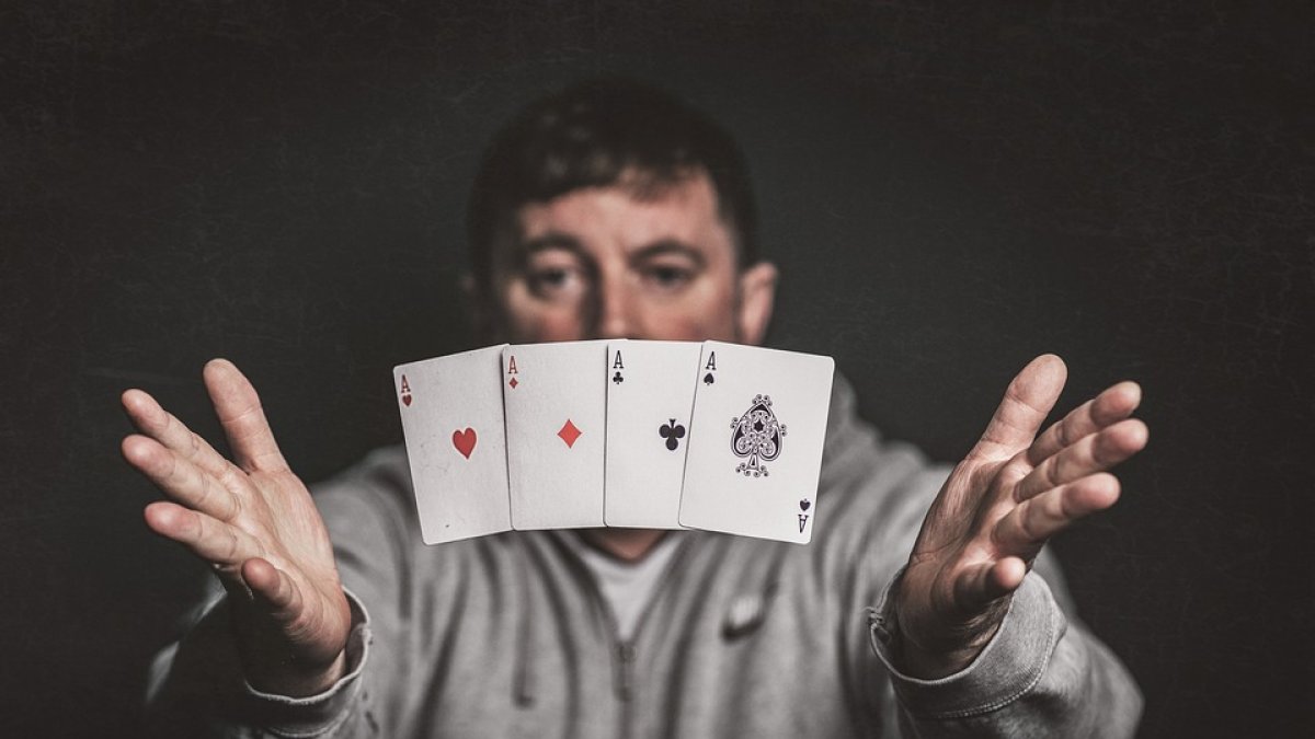 Mago realizando un juego de cartas.