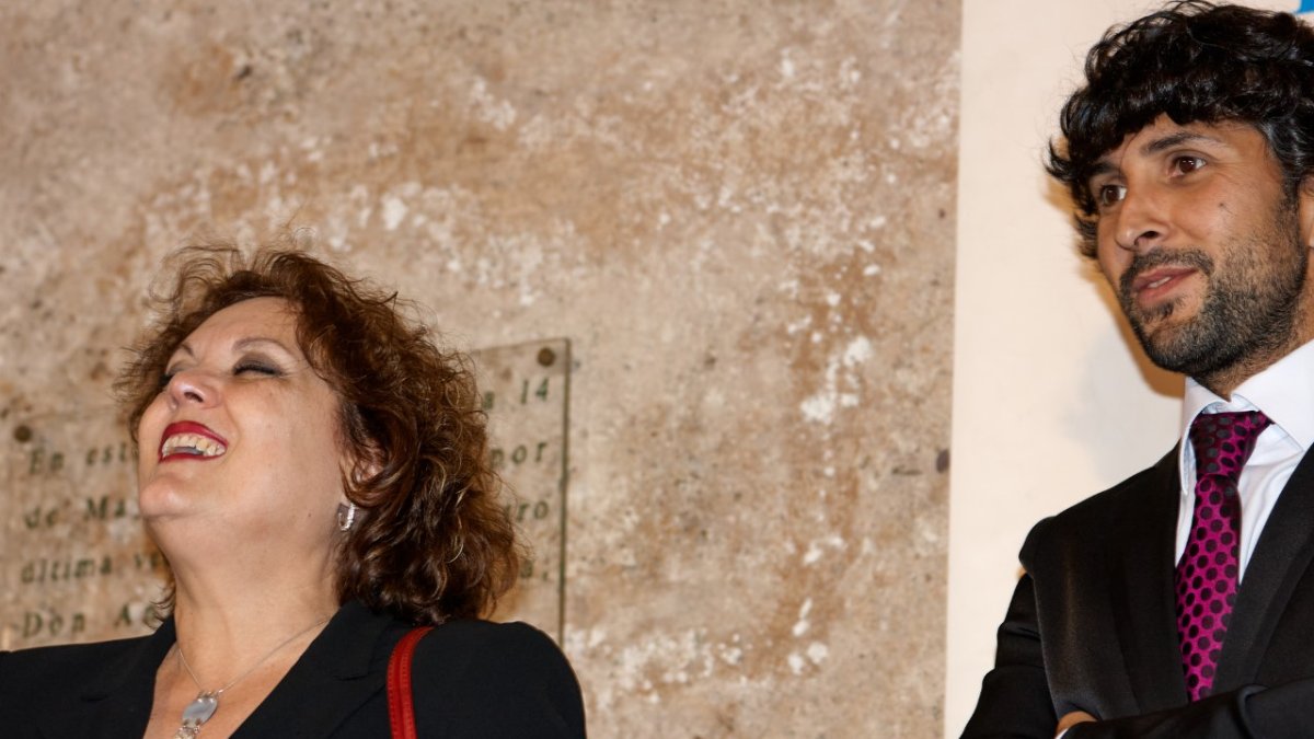 Lola Benavides, periodista y presidenta durante ocho años de El Taranto, junto a un joven Arcángel. Foto: Enrique Capilla.