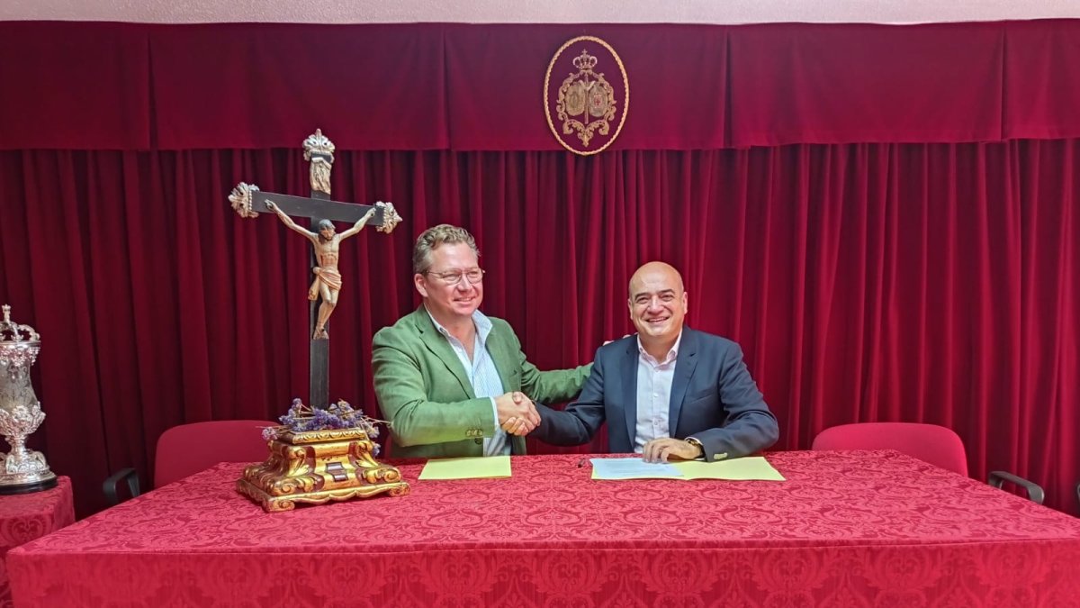 Martín Mena, junto al vicepresidente de la Agrupación, José María Campos.