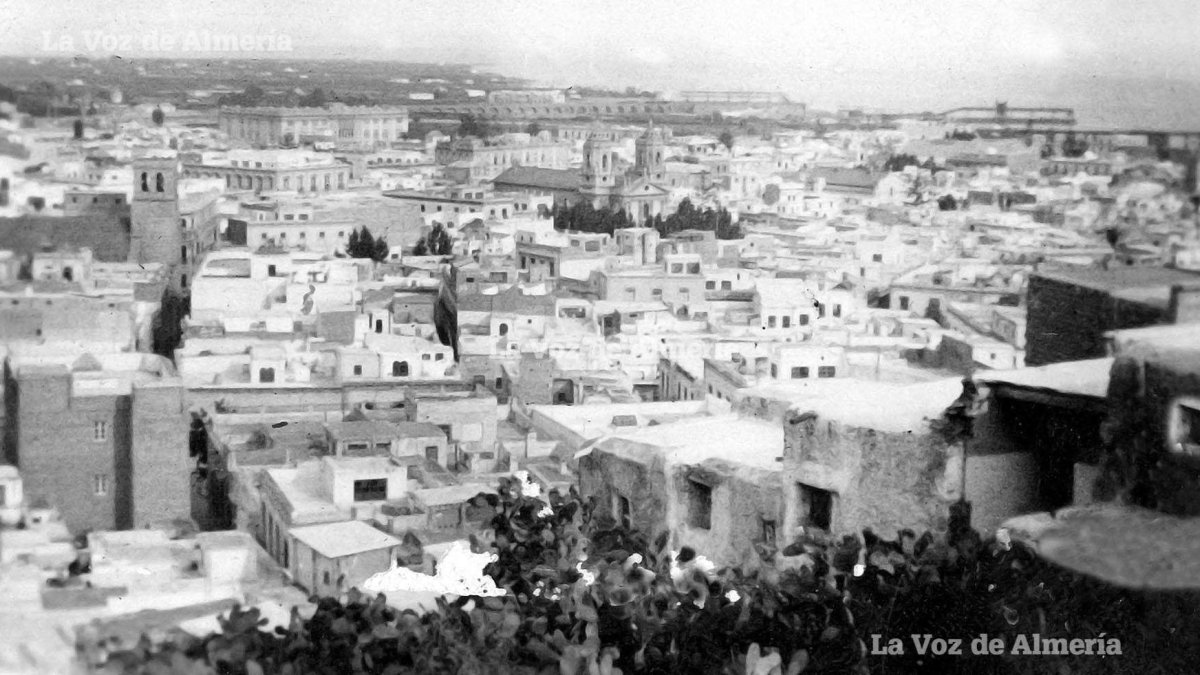 Una vista de la ciudad desde el Cerro de San Cristóbal a finales de los años veinte. El mar y la vega le daban un aspecto bucólico a Almería.