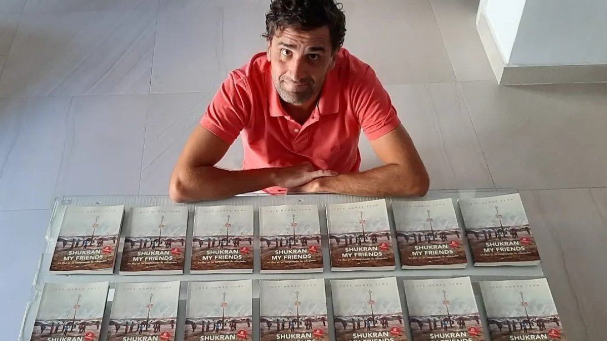 José Núñez Tena, frente a varios ejemplares de su libro Shukran My Friends (Círculo Rojo), que ha llegado a su segunda edición.