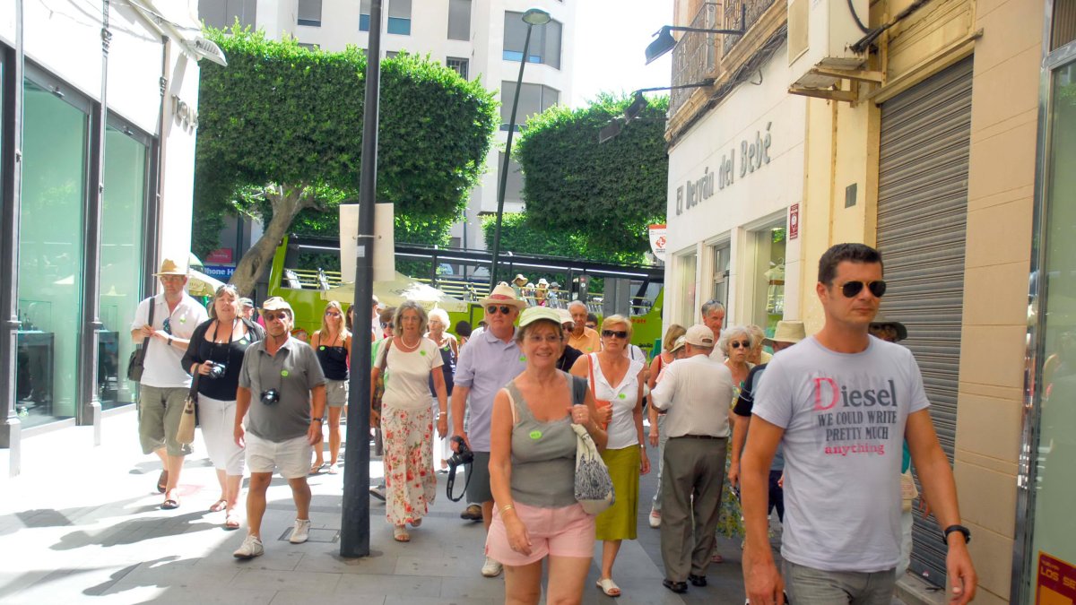 Turistas por las calles del centro de Almería.