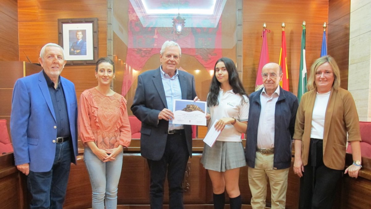Entrega del premio a la ganadora del concurso.