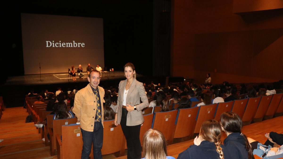 La edil, Delia Mira, antes del inicio de la representación en el Teatro de El Ejido.