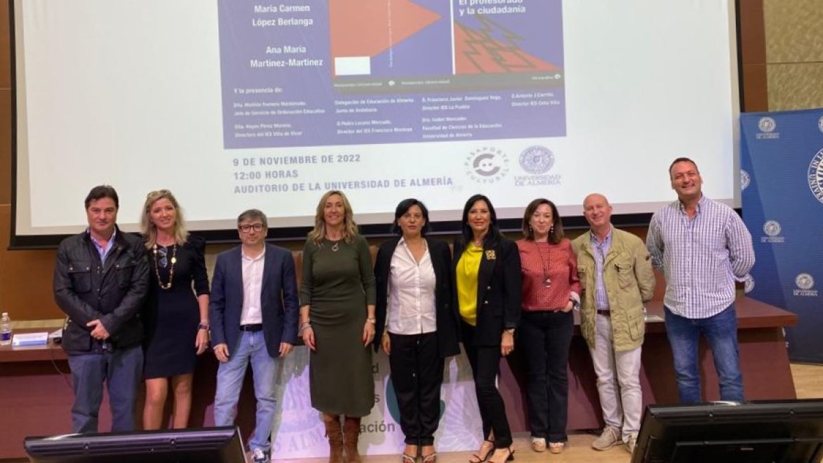 Los autores del libro, la decana de Educación, la jefa de Orientación y los directores del Celia Viñas, IES La Puebla e IES Francisco Montoya