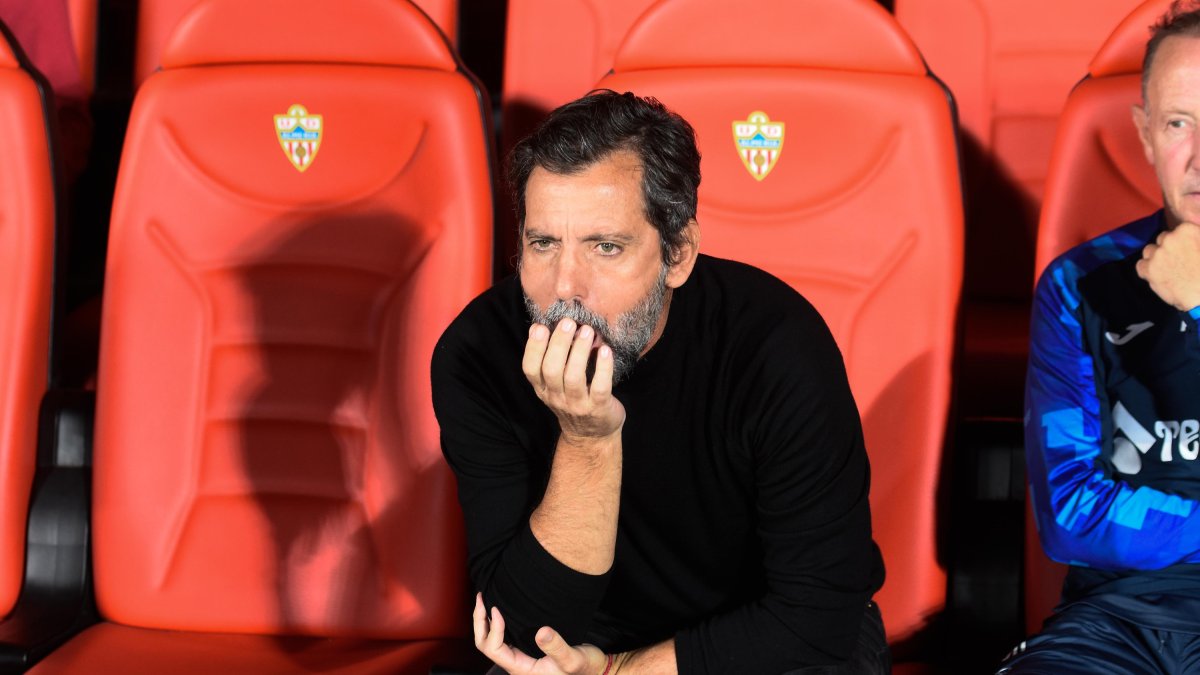 Quique Sánchez Flores pensativo en el banquillo del Mediterráneo.