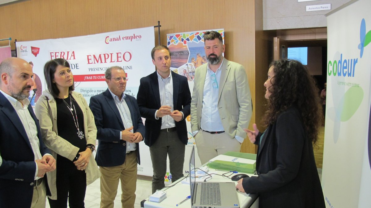 Las autoridades visitan la Feria de Empleo en Vera.