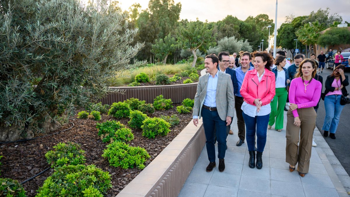 Inauguración del Parque de Los Pinos de El Alquián por parte del presidente de Diputación y la alcaldesa de Almería