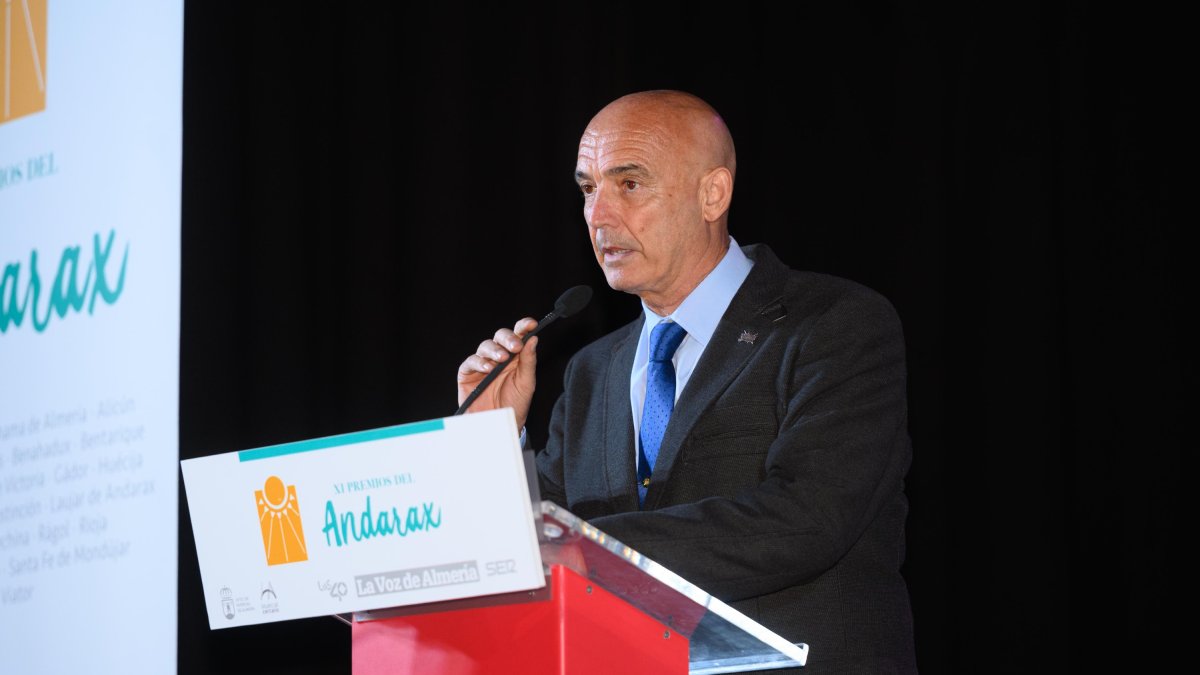 El premio fue recogido por el presidente, el secretario y el tesorero.