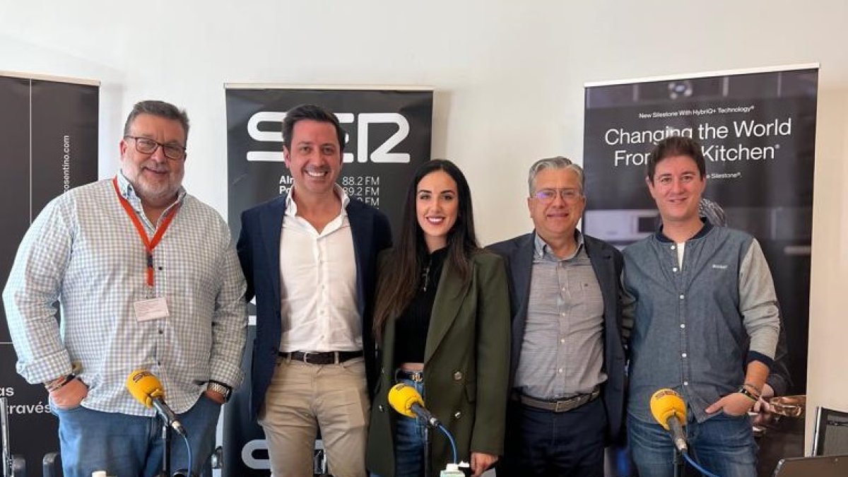 Miembros y responsables de la Cadena SER y de Cosentino durante el programa de ayer.