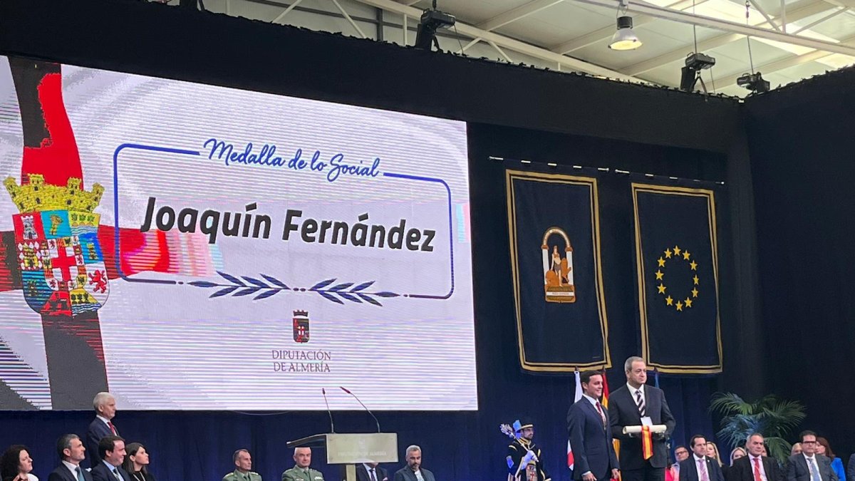 Joaquín Fernández recoge su galardón.