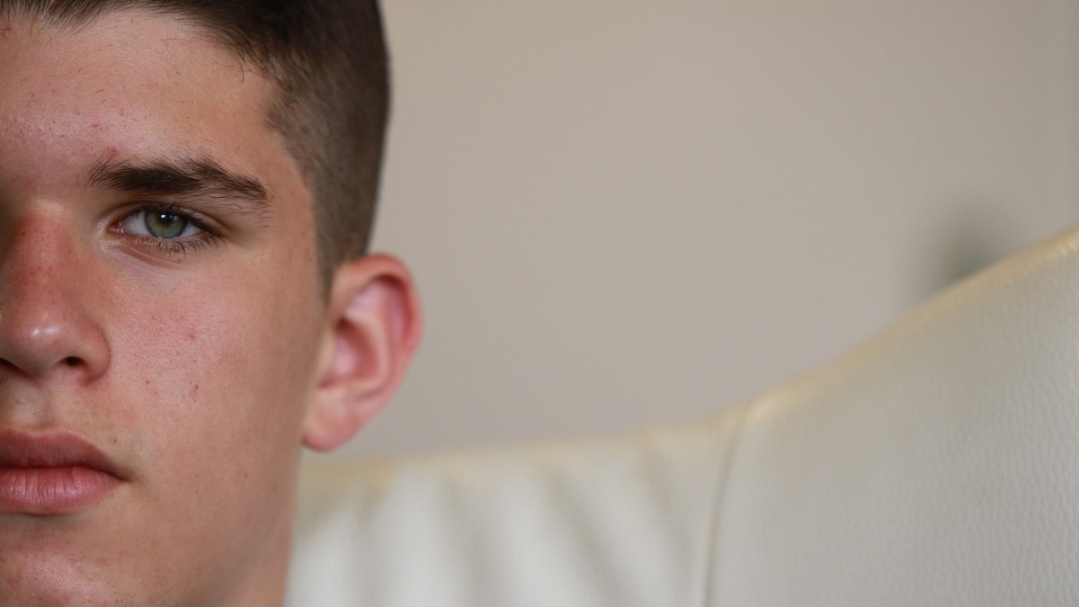 Existe una relación positiva entre una adecuada comunicación familiar y un mayor bienestar psicosocial del adolescente.