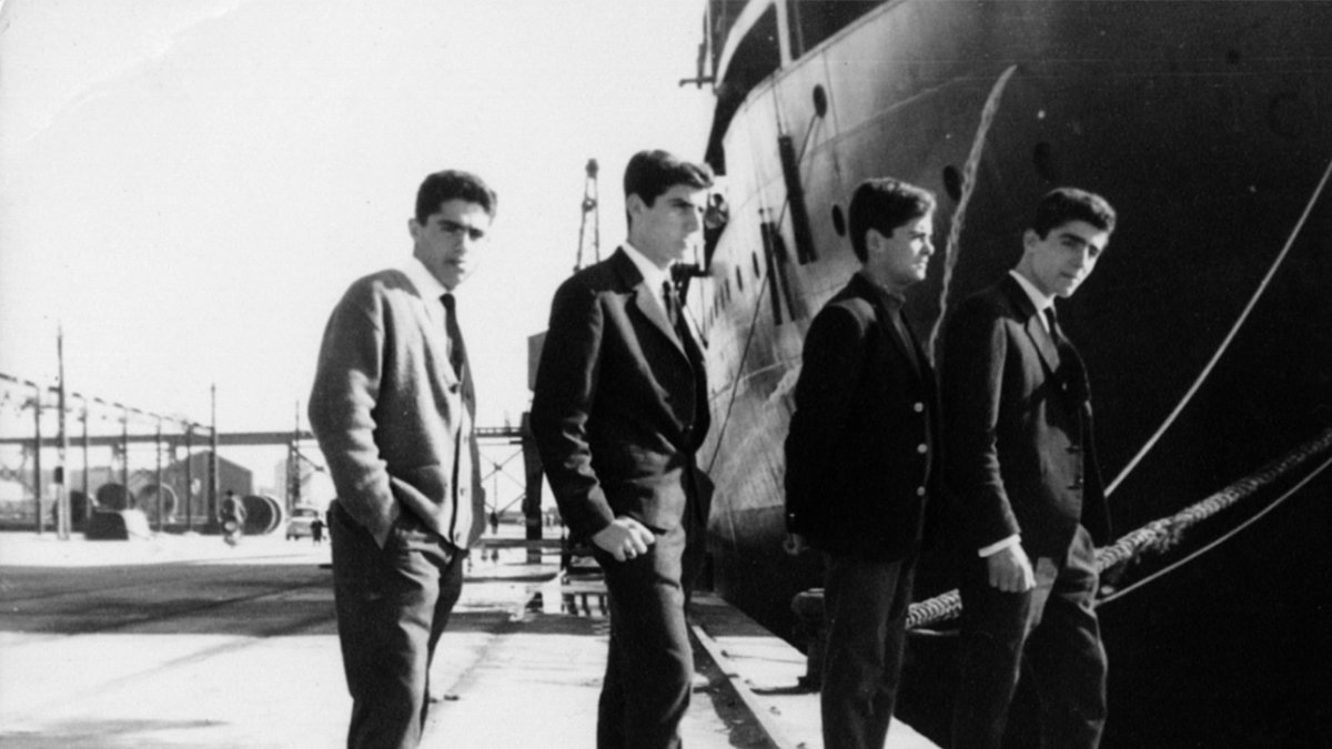 Cuatro jóvenes con sus chaquetas de los domingos.