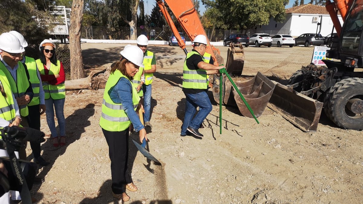 La consejera, Carmen Crespo, participa en la puesta de la primera piedra para la construcción del sistema de colectores en Huércal-Overa.