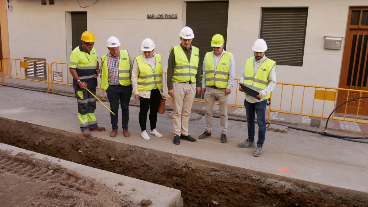 Manuel Cortés comprobando el avance de las obras.