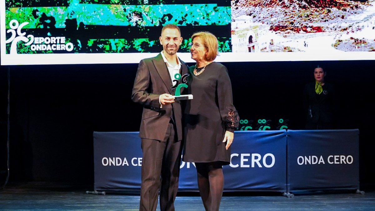 Sergio Domínguez recibiendo el premio a la carrera ciclista.