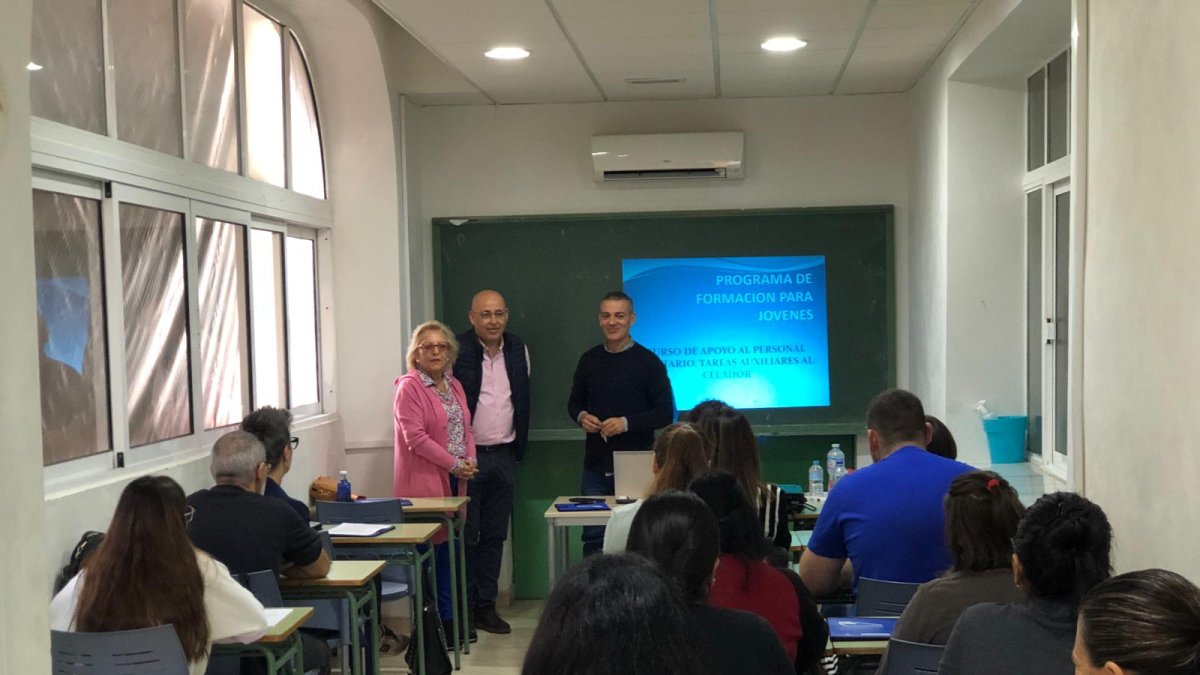 El alcalde, Domingo Fernández y la Concejal de Juventud, María del Mar  Meca han acompañado a los alumnos en el inicio de  las clases.
