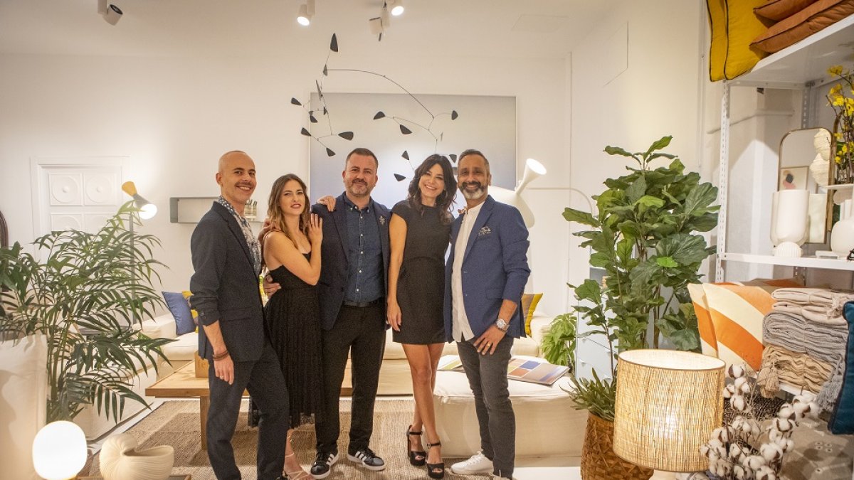 El equipo de decoradores: Rubén Nuevo, Ivette Pedrera, Antonio Villanueva y la CEO Celia Abad junto a Juan Ortega director de Nave 44.