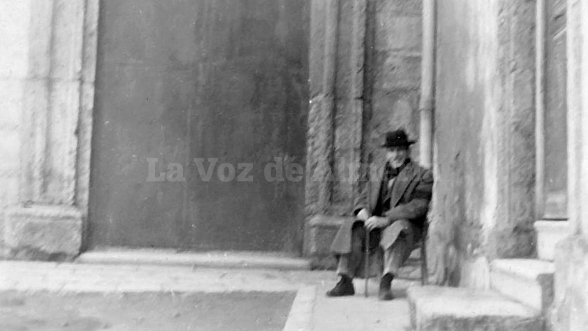 La entrada a la calle por la puerta trasera del antiguo colegio Diocesano, antes Seminario, y por la puerta del convento de las Puras.