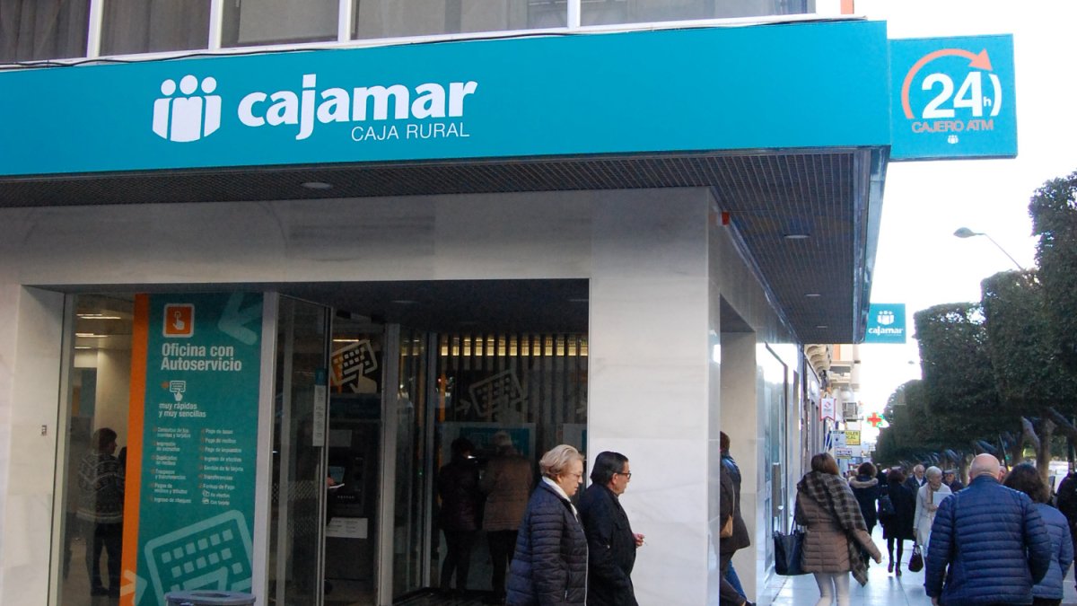 Una oficina de Cajamar en el Paseo de Almería.
