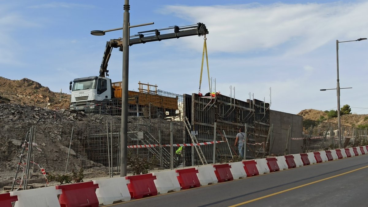 Imágenes del muro de la discordia en Mojácar.