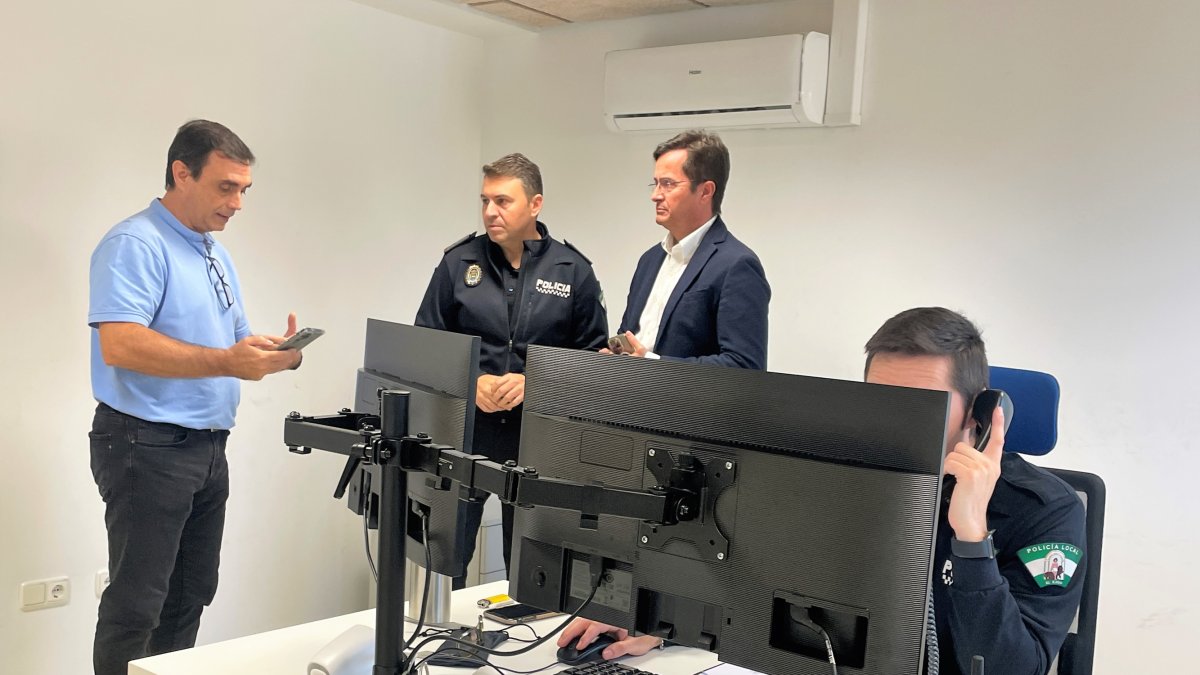 El alcalde de El Ejido, Francisco Góngora, en su visita la futura sala de control.