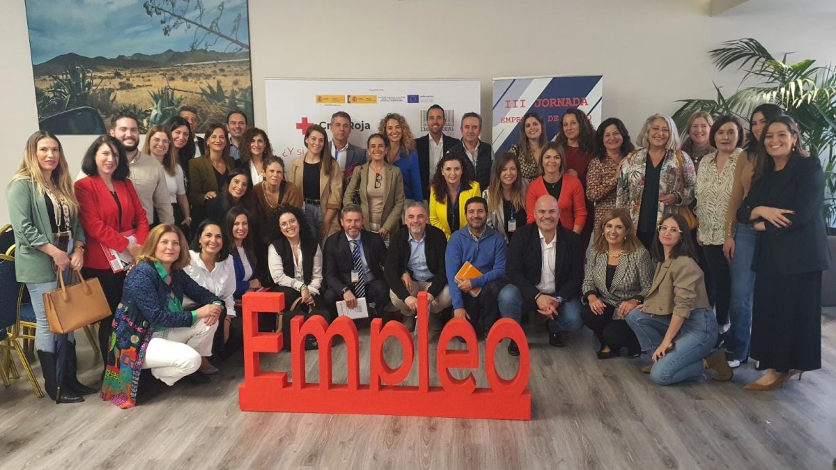 Grupo de asistentes y organizadores en la actividad desarrollada por Cruz Roja Almería