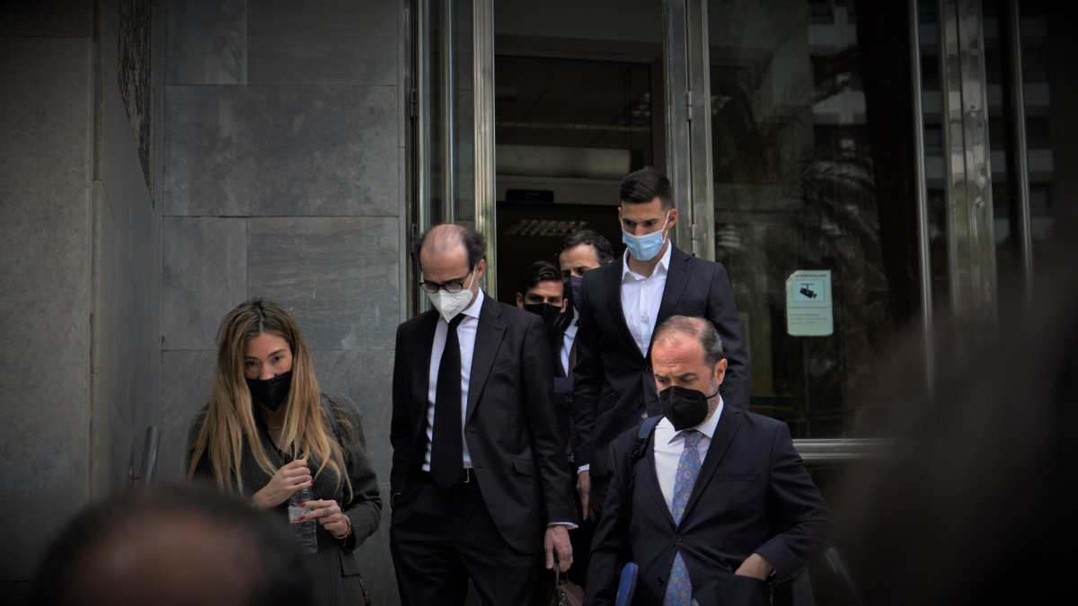 Santi Mina y sus abogados a la salida del Palacio de Justicia